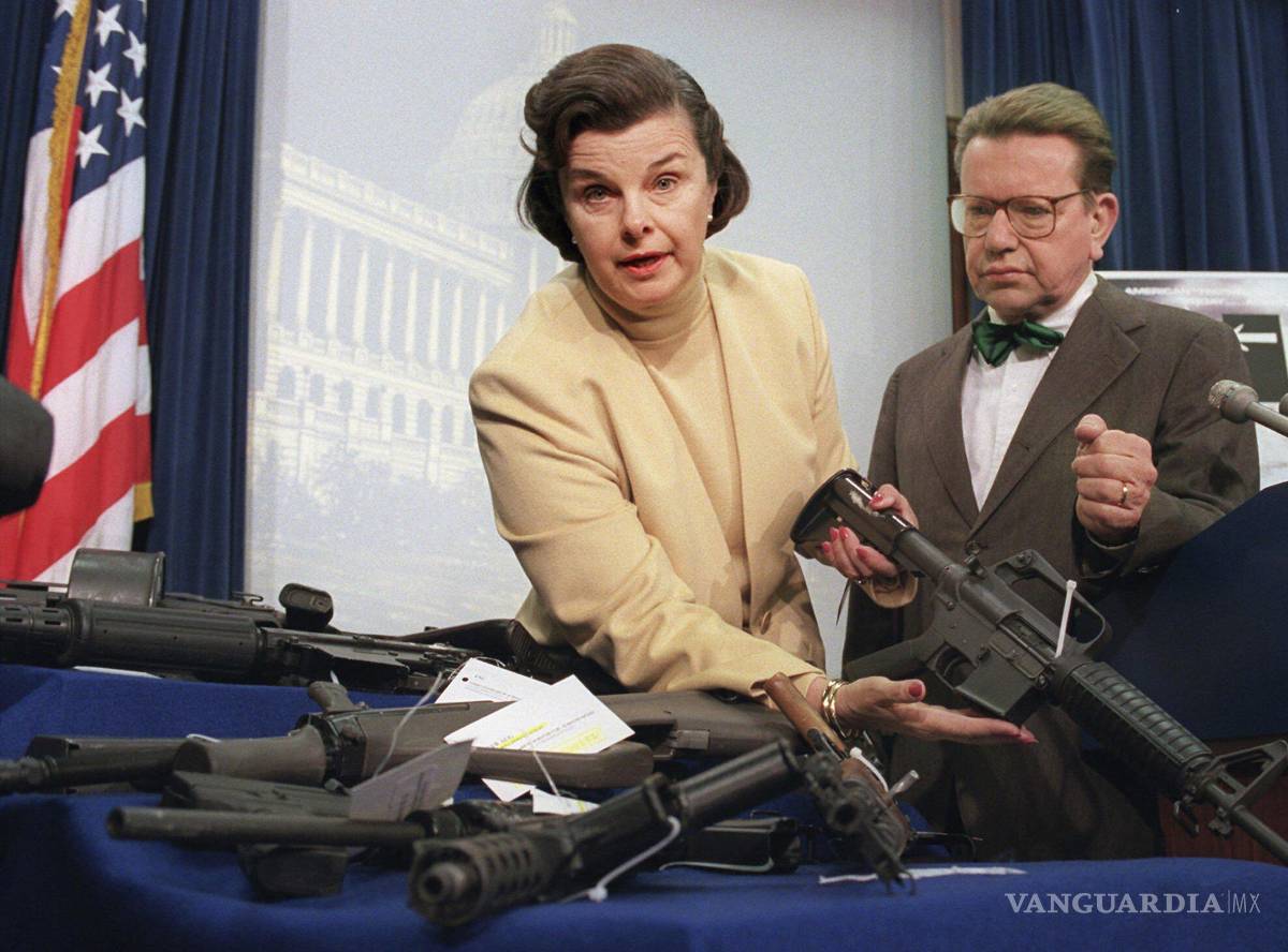 $!Dianne Feinstein (i) sostiene un rifle de asalto AR-15 con culata plegable durante una conferencia de prensa en Capitol Hill el viernes 22 de marzo de 1996.