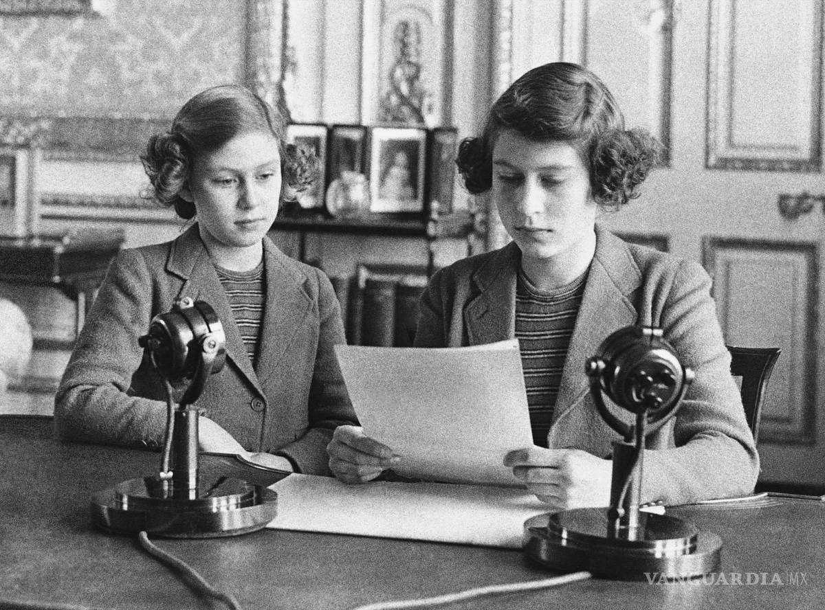 $!La princesa Isabel, de 14 años (d) con su hermana la princesa Margarita antes de dar su primer disurcurso por radio en Londres el 13 de octubre de 1940.
