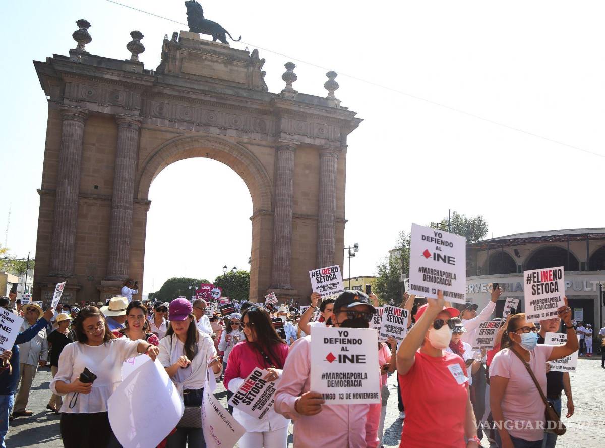 $!Decenas de personas marcharon esta tatd epor las principales calles de León para exigir que no se manipule al Instituto Nacional Electoral (INE).
