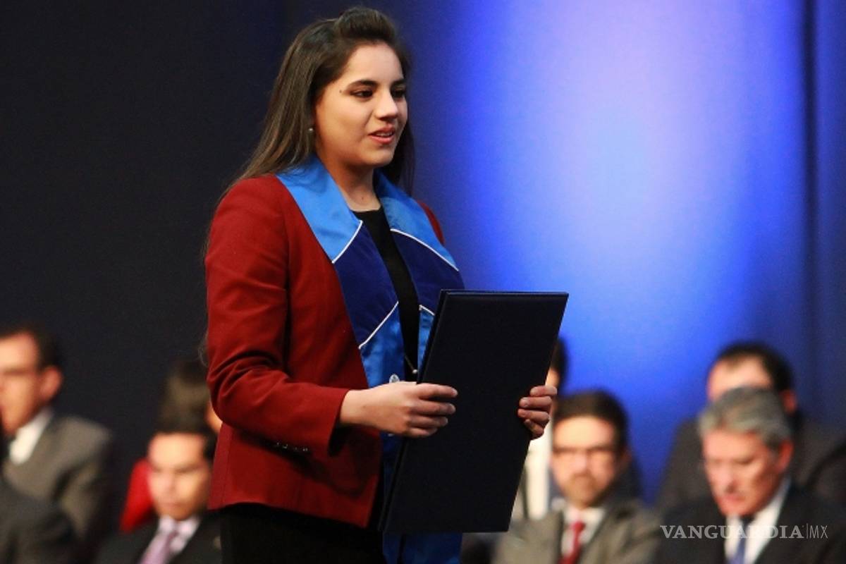 Dafne, la psicóloga más joven del mundo, obtiene el grado de maestría