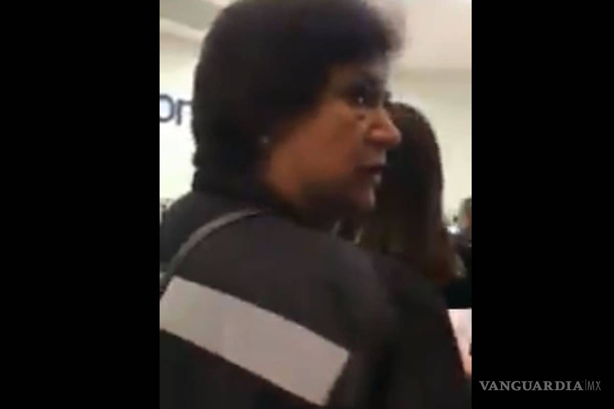 #LadyCajero lanza insultos a joven en fila del banco #video