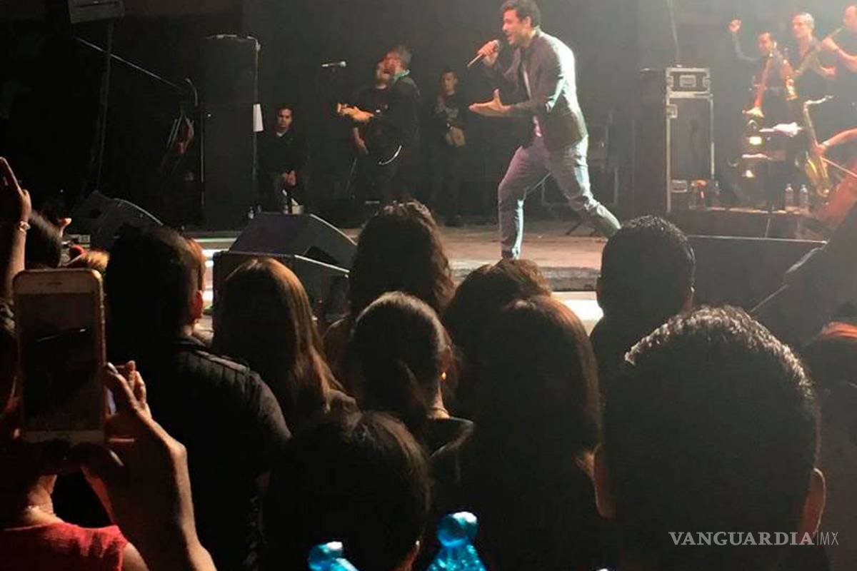 Cautiva Carlos Rivera con su romanticismo a saltillenses