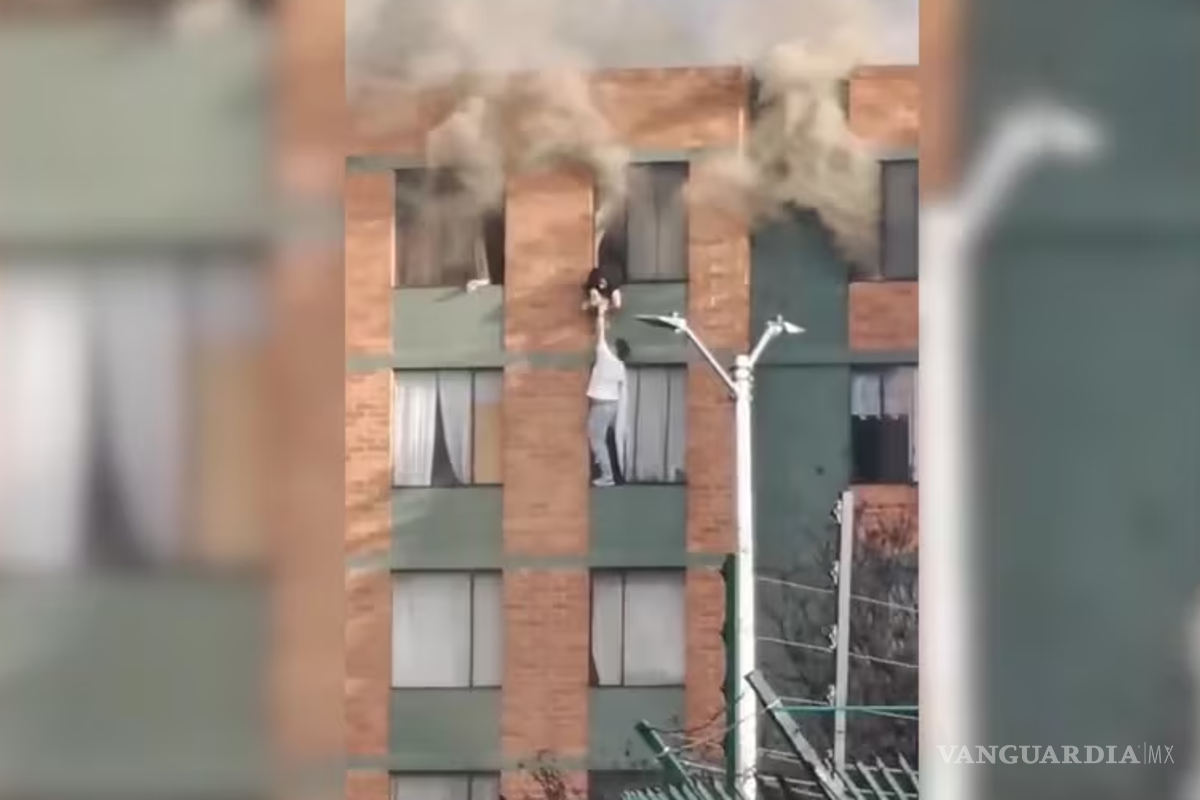 Hombre salvó a niña y a su mascota de un incendio (video)