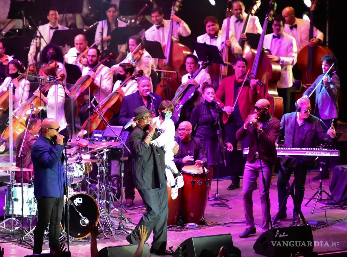 $!La agrupación de son cubano Formell y Los Van Van (frente) y la Orquesta Filarmónica del Desierto de Coahuila (atrás), durante la inauguración del 49 Festival Internacional Cervantino en el estado de Guanajuato (México). EFE/Luis Ramírez