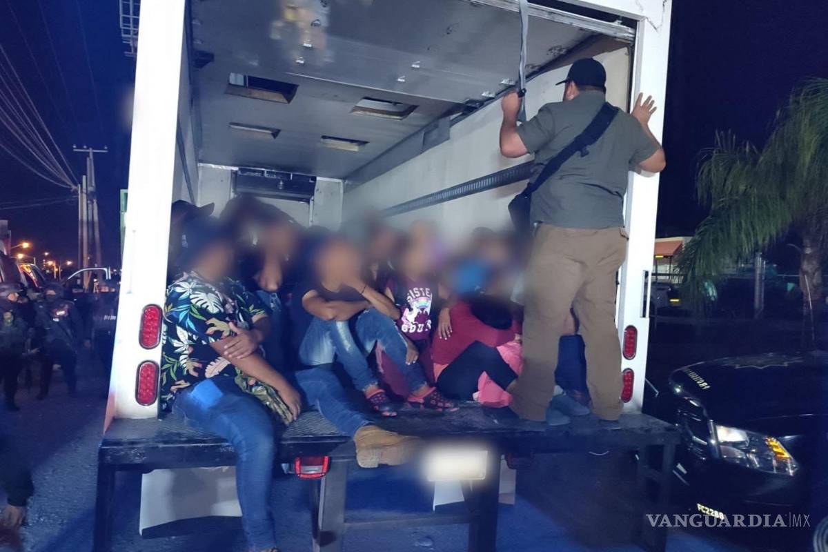Detienen a camión refrigerante con placas de Coahuila; trasladaba a 80 migrantes hacia la frontera