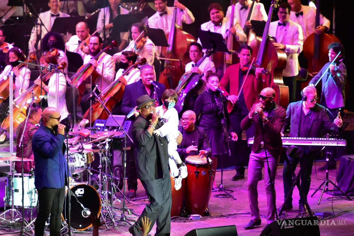 $!La agrupación de son cubano Formell y Los Van Van (frente) y la Orquesta Filarmónica del Desierto de Coahuila (atrás), durante la inauguración del 49 Festival Internacional Cervantino en el estado de Guanajuato (México). EFE/Luis Ramírez