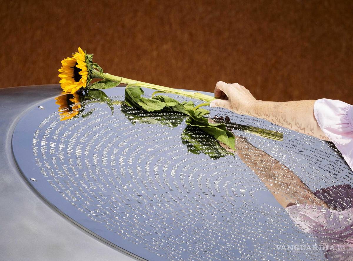 $!Un familiar de las víctimas coloca una flor en la placa conmemorativa durante la conmemoración de las víctimas del desastre aéreo del MH17 en Países Bajos.