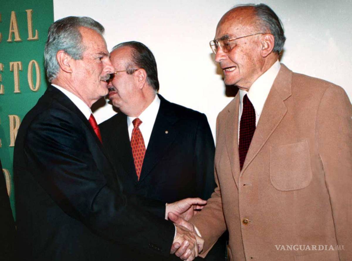 $!Francisco Labastida conversa con el expresidente Luis Echeverría al terminar el evento con la Academia Nacional de Ciencias Penales.
