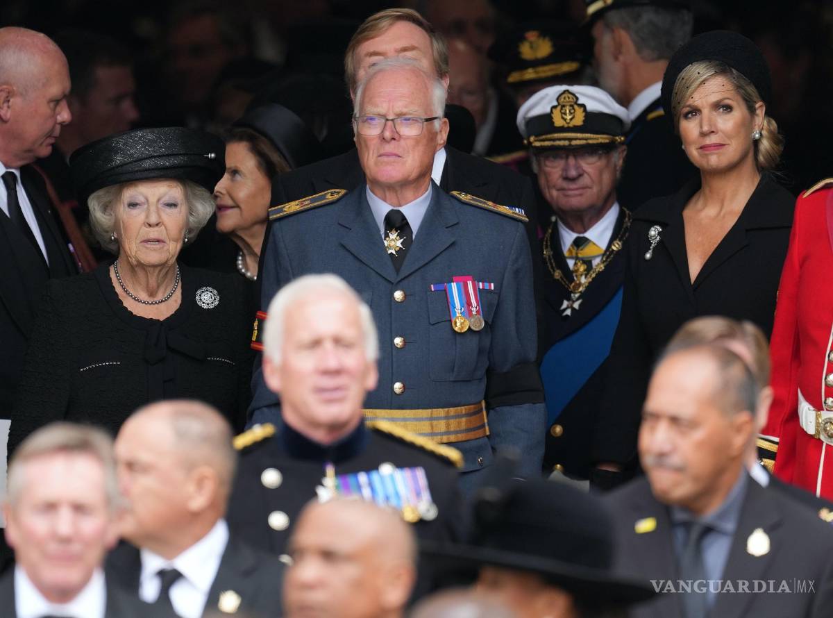 $!La princesa holandesa Beatrix (2-i), la reina sueca Silvia (3-i), el rey Carl XVI Gustaf de Suecia (2-d) y la reina holandesa Máxima (d) en la Abadía de Westminster.