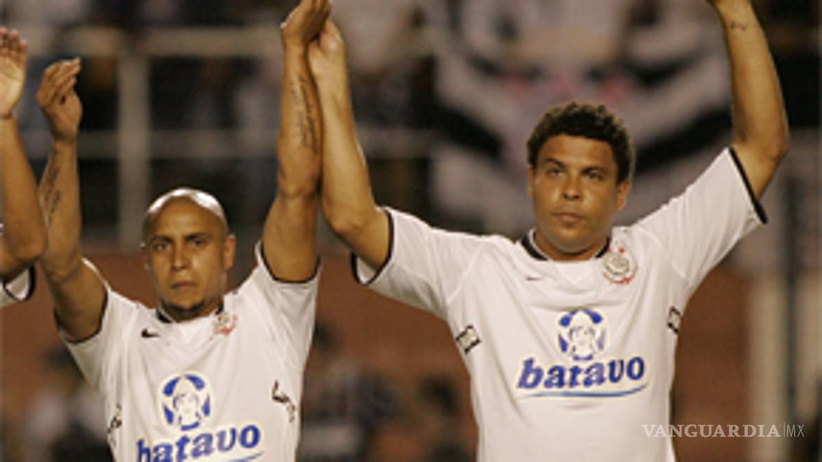 Corinthians, con Roberto Carlos y Ronaldo en campo, vence 2-1 al Bragantino