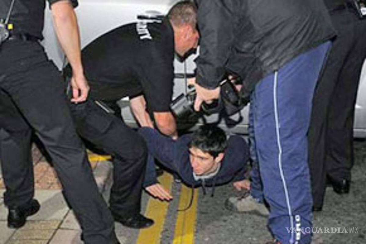 Chófer de Robbie Williams atropella un fotógrafo; el cantante llora por el accidente