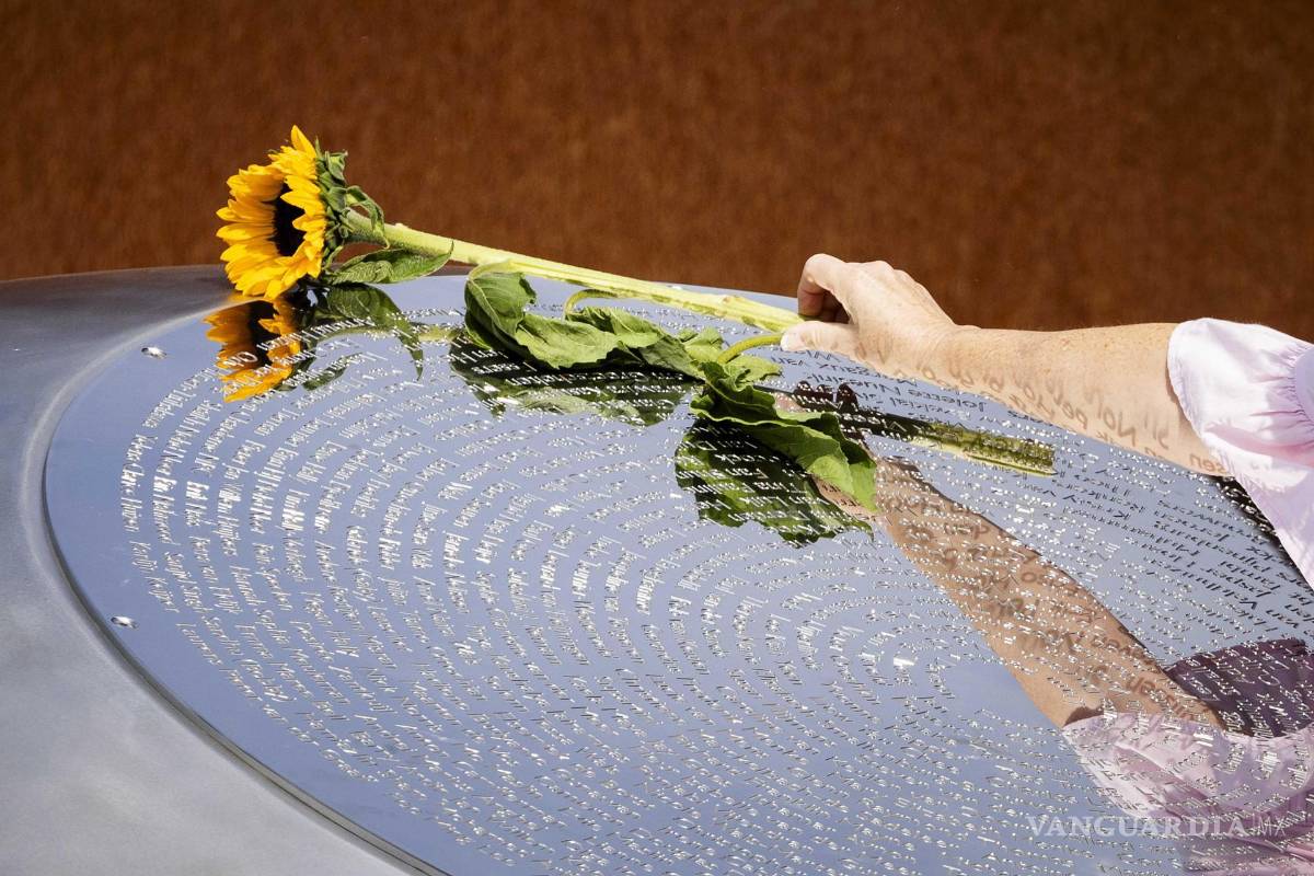 $!Un familiar de las víctimas coloca una flor en la placa conmemorativa durante la conmemoración de las víctimas del desastre aéreo del MH17 en Países Bajos.