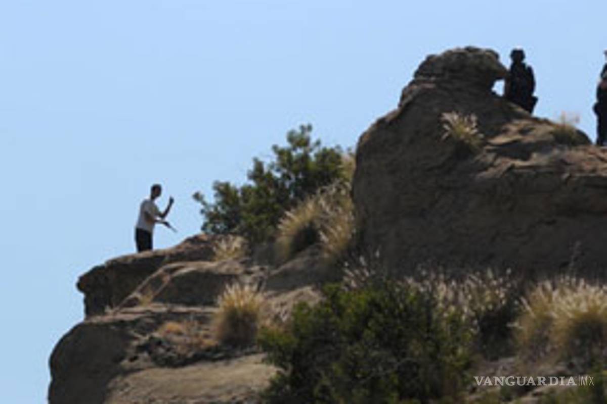 Actor porno sospechoso de homicidio muere al caer de un acantilado