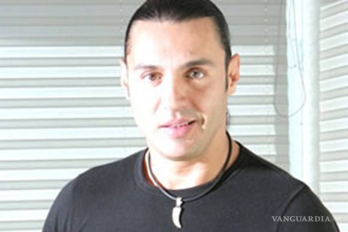 Latin Lover, casi fuera de "Muévete"