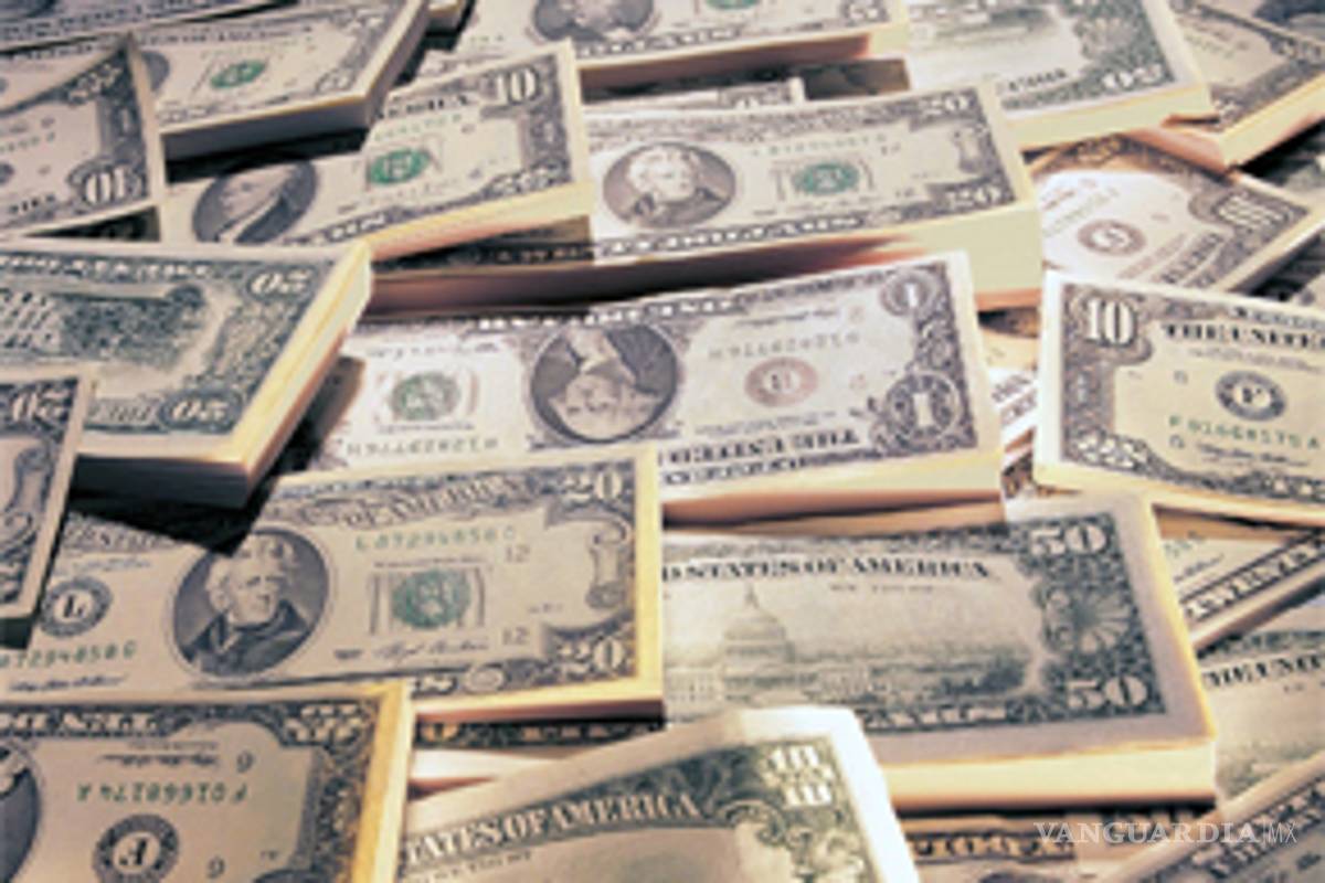 Dólar cotiza hasta en 13.60 pesos en AICM