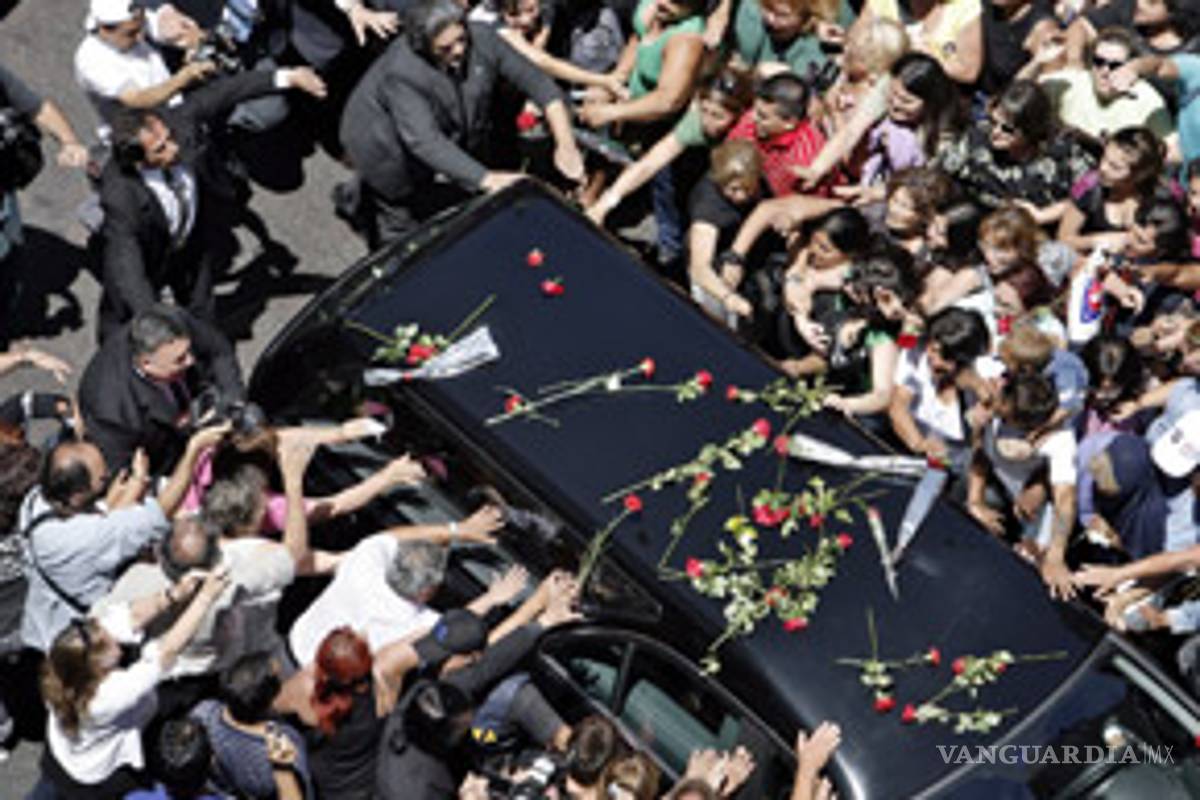 Restos de Sandro fueron escoltados por una multitud hasta el cementerio
