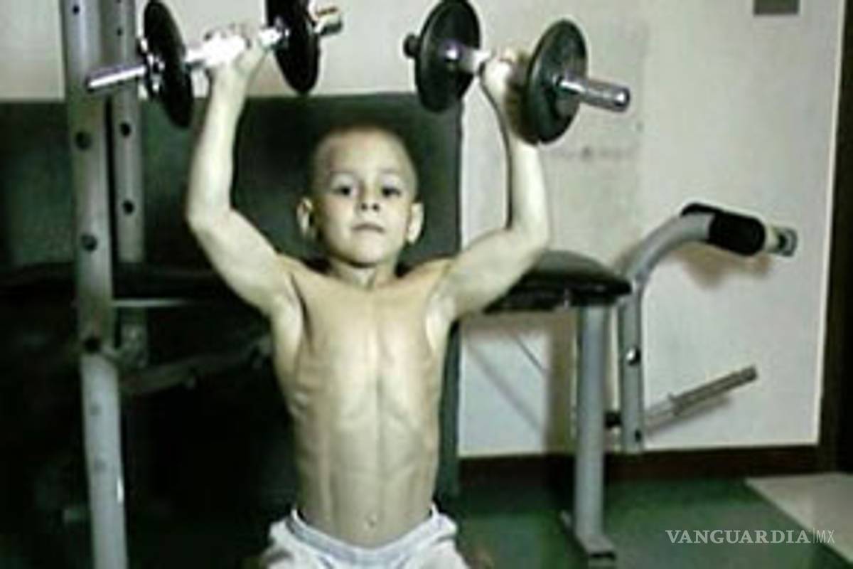 El niño más fuerte del mundo: Practica con pesas desde los 2 años