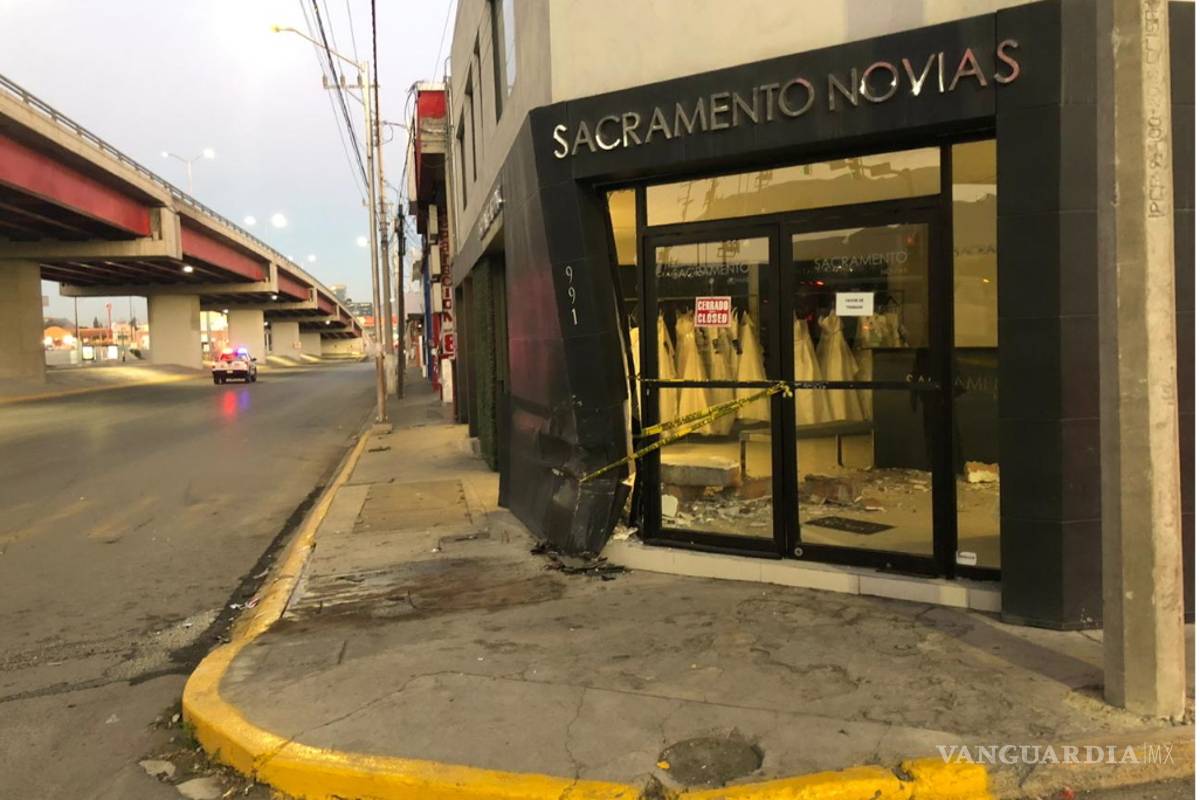 Mujer 'volaba' en su auto y choca con negocio de vestidos en Saltillo