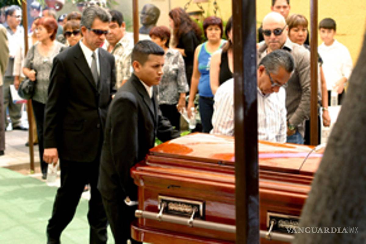 Ofrecen misa en memoria de hermano de Pablo Montero