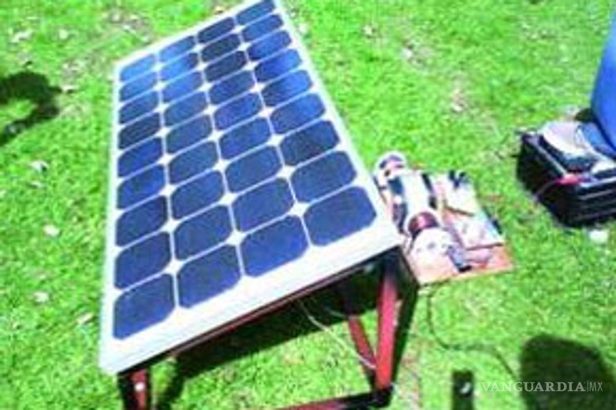 Politécnicos diseñan cargador solar para auto