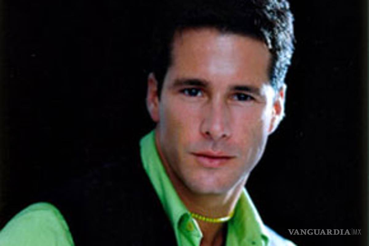 Fernando Carrillo, ¿Sale del clóset?