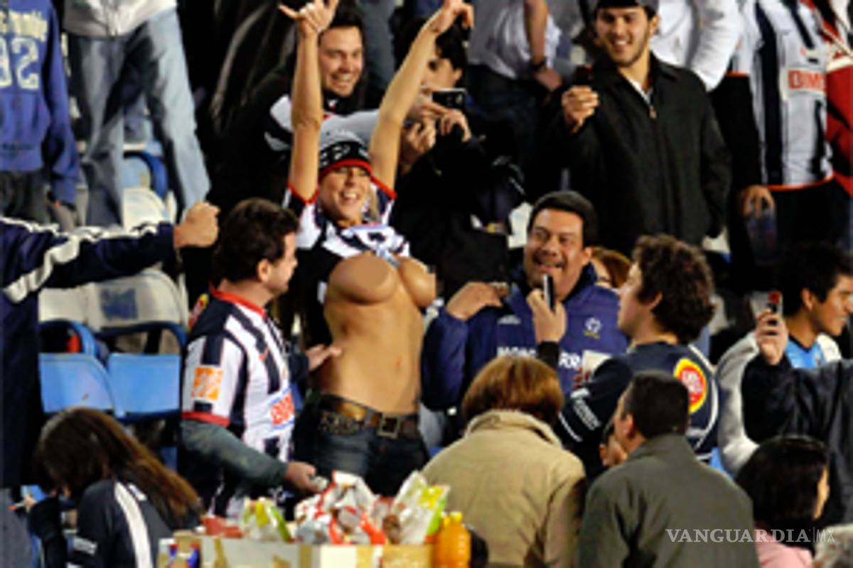 Video: Aficionada al Monterrey enseña sus encantos