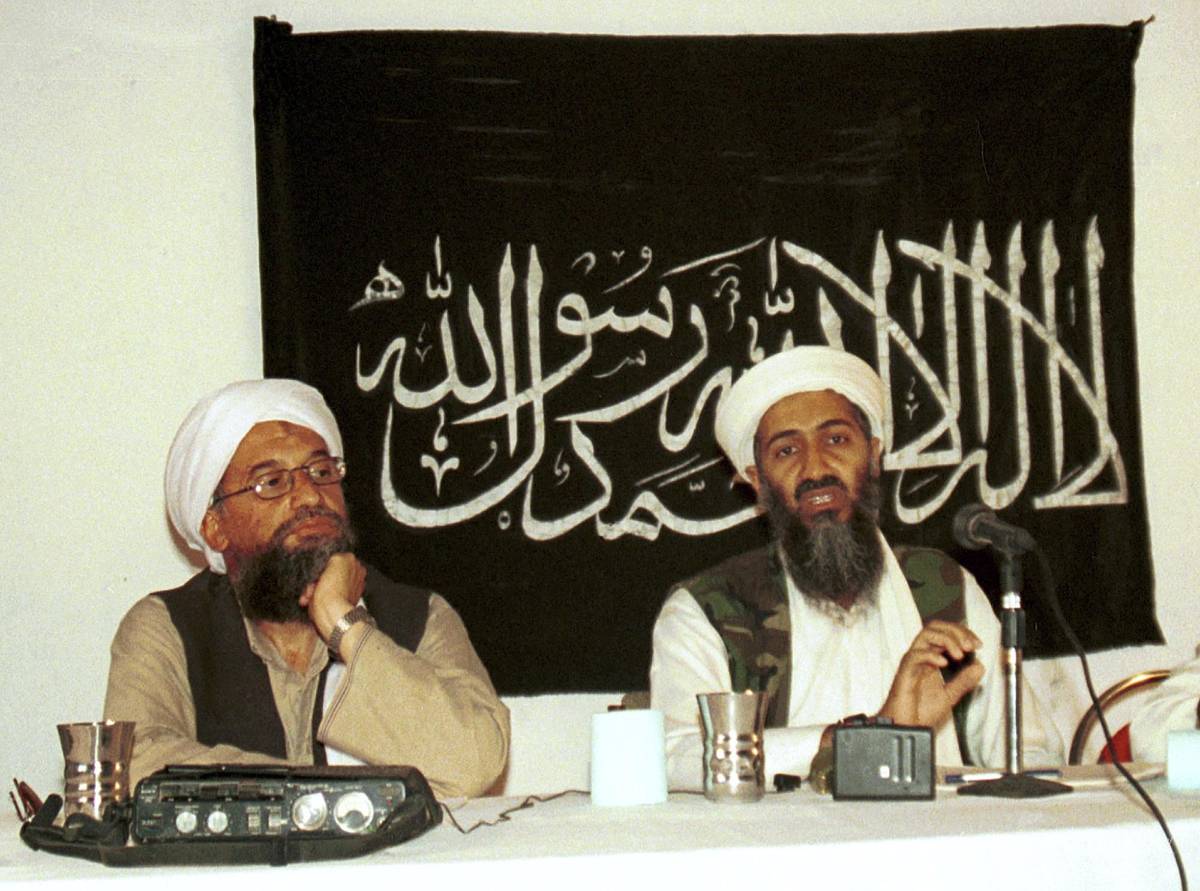 $!En esta foto de 1998 disponible Ayman al-Zawahri, a la izquierda, escucha durante una conferencia de prensa con Osama bin Laden en Khost, Afganistán.