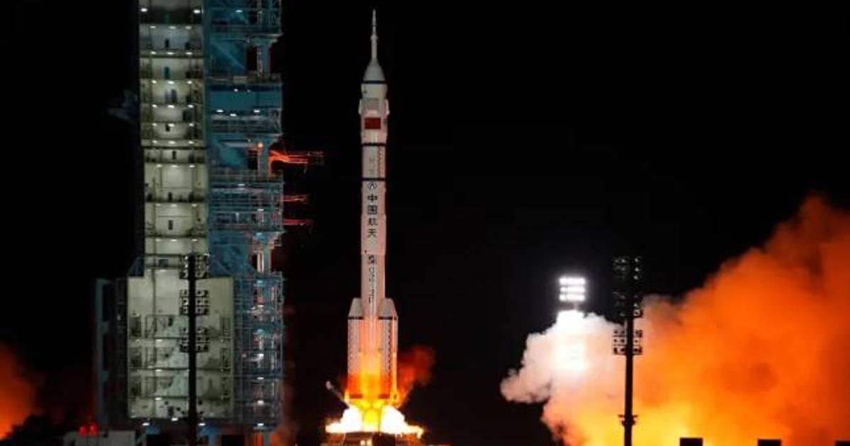 Los astronautas chinos inician el regreso a la Tierra después de que escombros impactaran la nave espacial