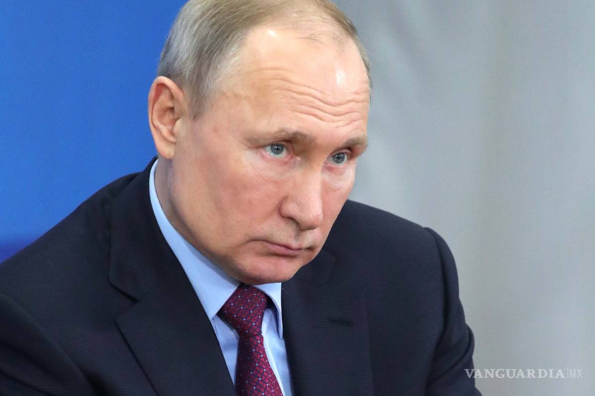 Calla Putin su futuro en política