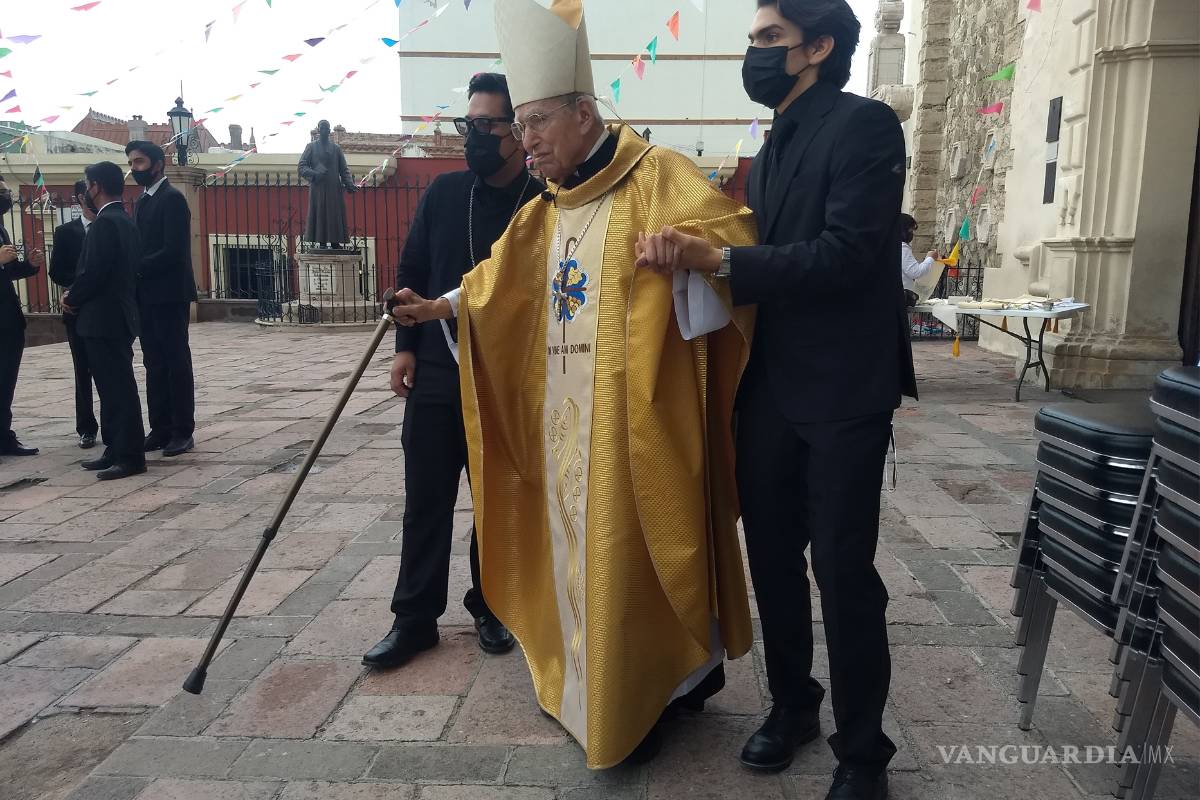 Celebran el 50 aniversario del Obispo Emérito de Saltillo, Francisco Villalobos, con recorrido en el Centro Histórico