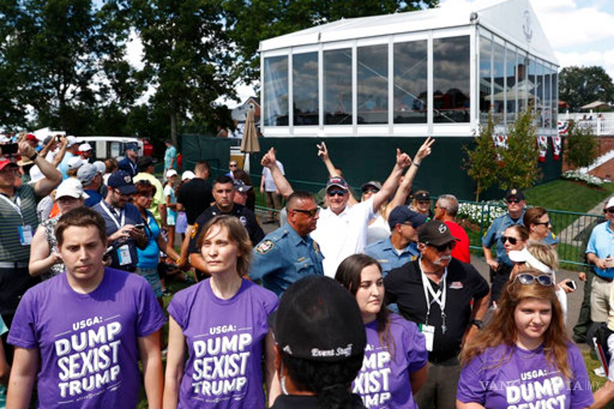 Llueven críticas a Trump por no culpar a supremacistas