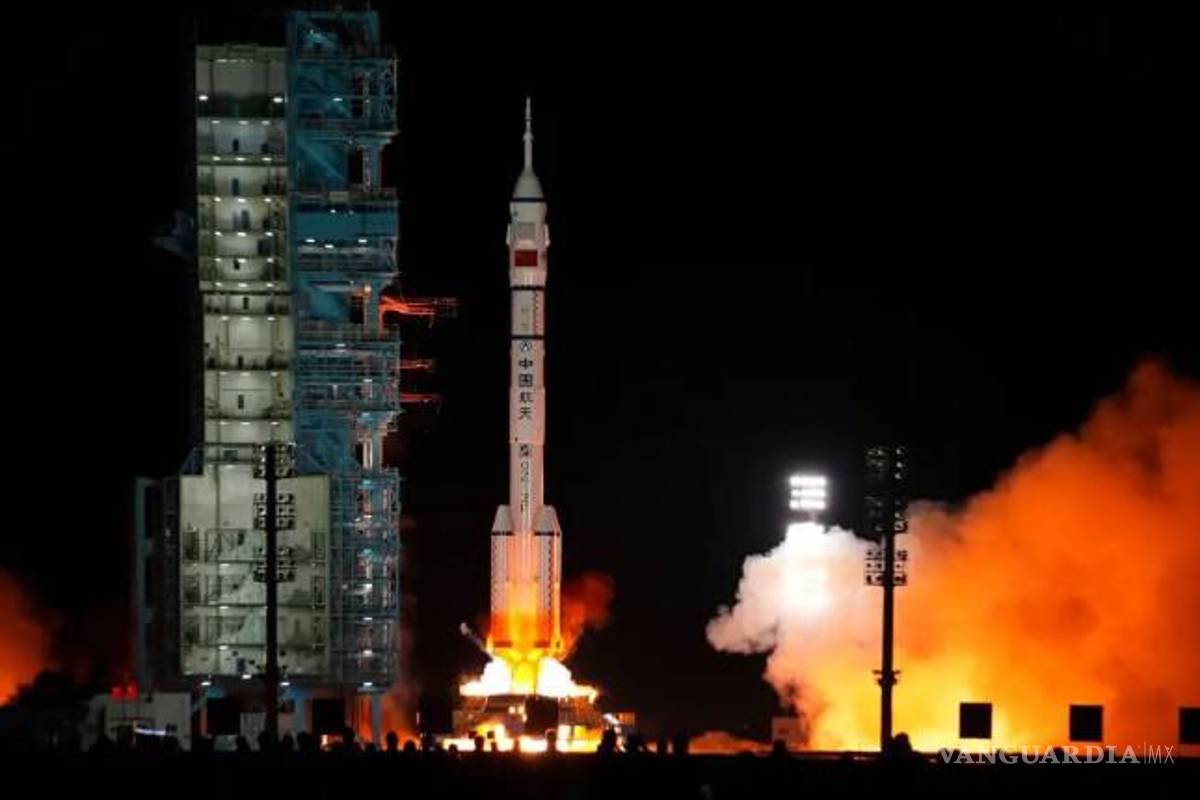 Los astronautas chinos inician el regreso a la Tierra después de que escombros impactaran la nave espacial