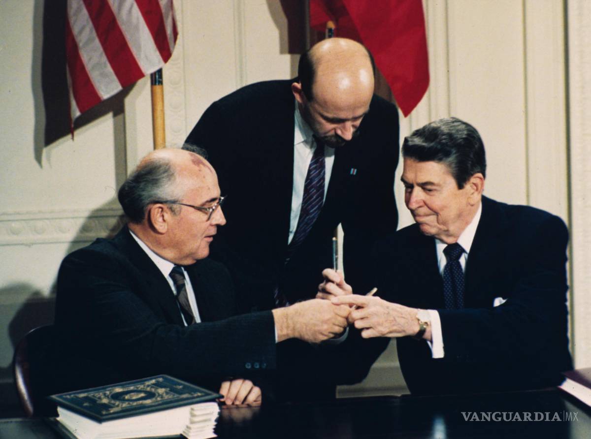 $!El presidente estadounidense Ronald Reagan y el líder soviético Mikhail Gorbachev intercambian bolígrafos e la Casa Blanca el 8 de diciembre de 1987.