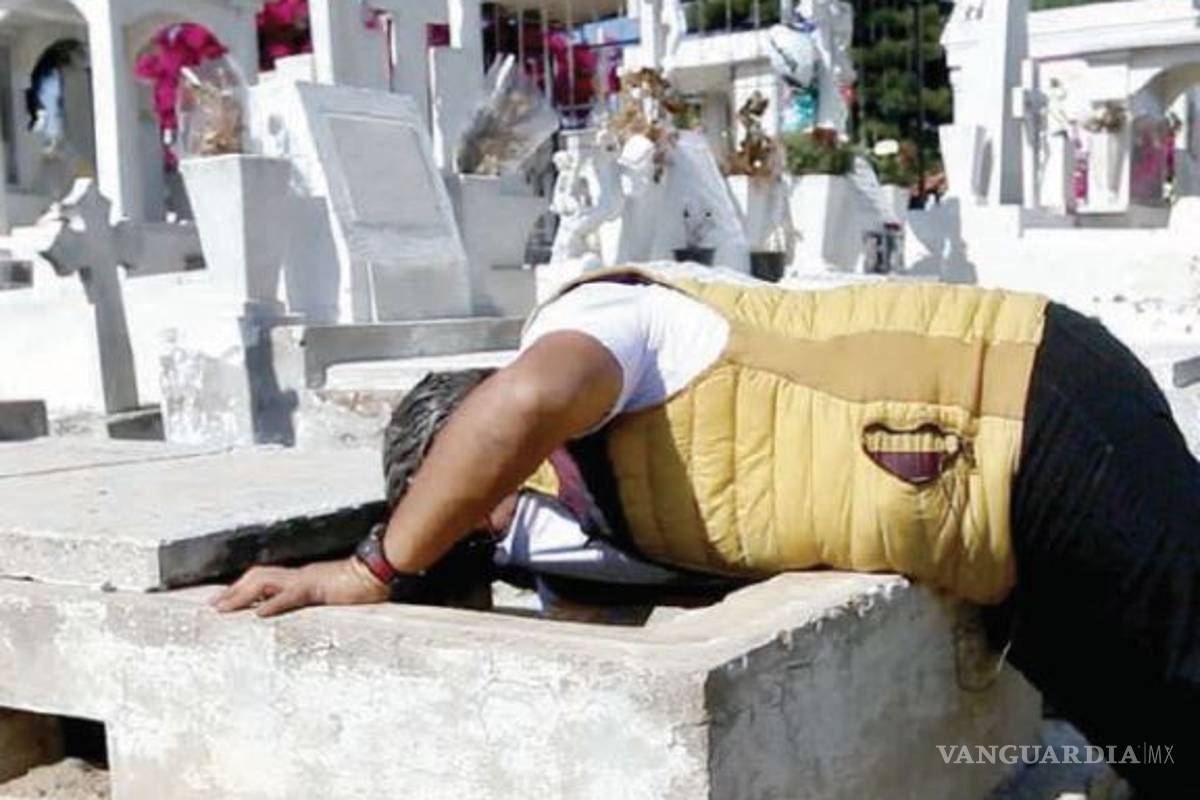 $!Exhiben brujería de Geraldine Bazán en panteón; brujo desentierra 'trabajito' para desfigurar a Irina Baeva