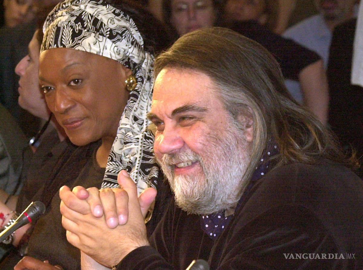 $!El compositor Vangelis Papathanassiou (d) responde una pregunta durante una conferencia de prensa en Atenas el 27 de junio de 2001.
