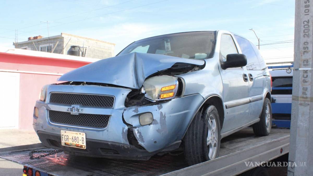 Madre pierde el control de su vehículo y choca contra ‘tiendita’ en Saltillo