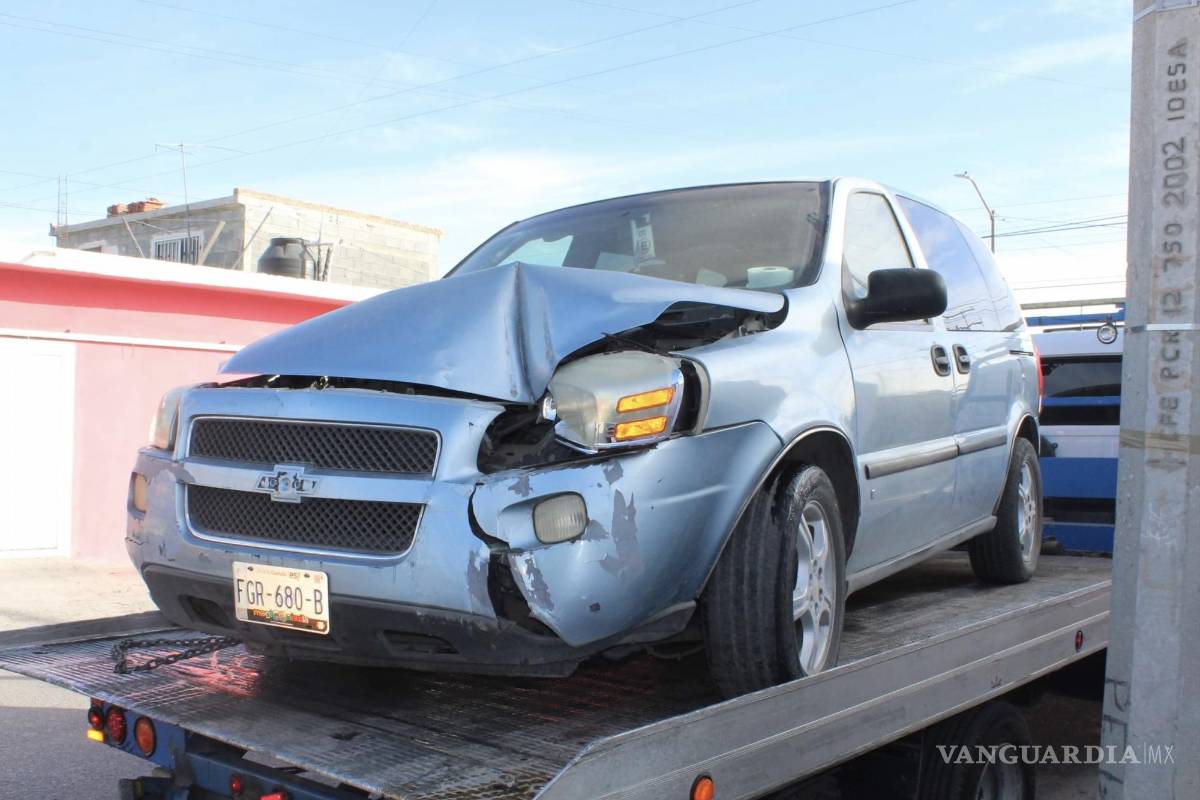 Madre pierde el control de su vehículo y choca contra ‘tiendita’ en Saltillo