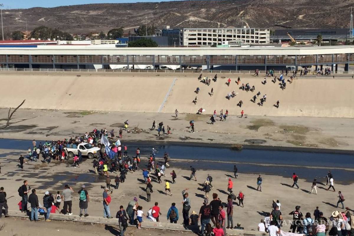 $!Estalla violencia en cruce Tijuana-San Diego; agentes de EU lanzan gas lacrimógeno a migrantes