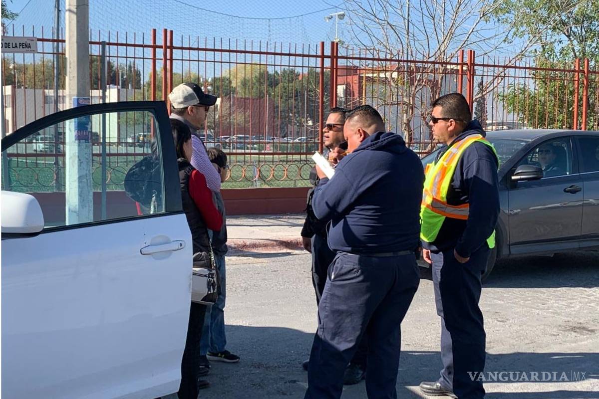 Da vuelta sin cuidado; provoca un accidente