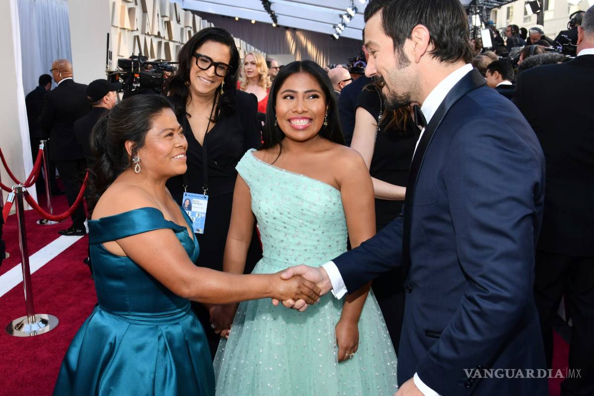 $!Yalitza y su madre se emocionan al ver a Diego Luna en la alfombra roja de los Oscares
