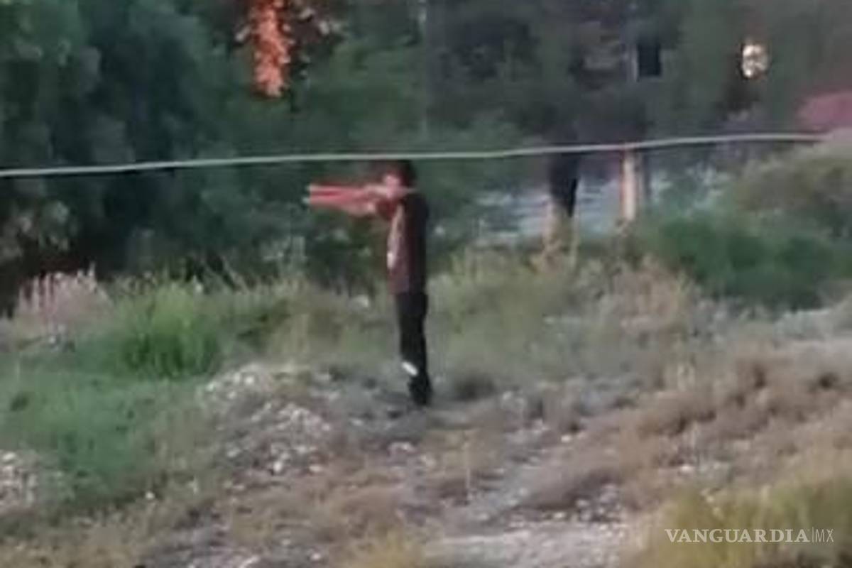 Con resortera, sujeto dispara piedras a vehículos de Saltillo (video)