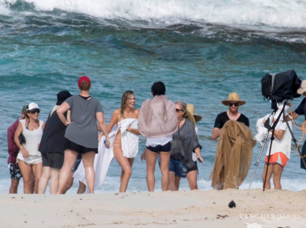 $!Kate Upton muestra de más al caer de una roca en el mar