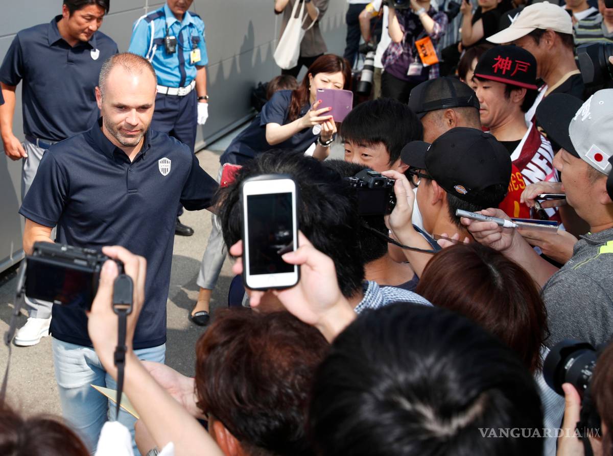 $!Cientos de aficionados reciben a Iniesta que está listo para debutar en Vissel Kobe