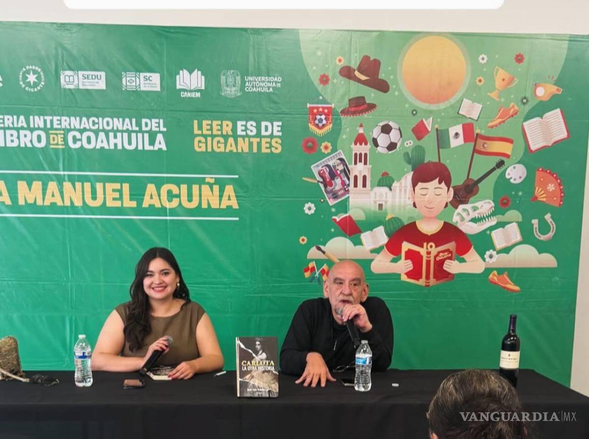 $!El autor interactuó con los presentes.