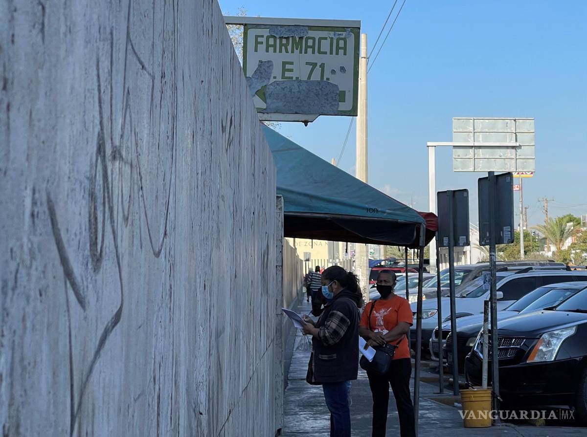$!Derechohabientes del IMSS, ISSSTE y Secretaría de Salud tiene que hacer fila durante horas para surtirsus recetas. Muchos de ellos se enteran que no hay hasta que llegan a la ventanilla.