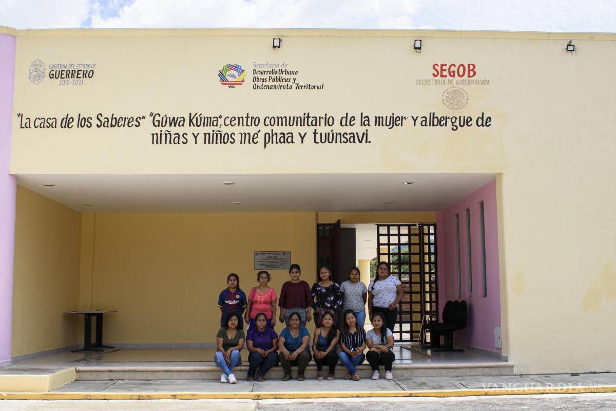 $!Las mujeres que trabajan en la Casa de los Saberes posan para una foto en la entrada del edificio, en Ayutla de los Libres, Guerrero. AP/Abril Mulato