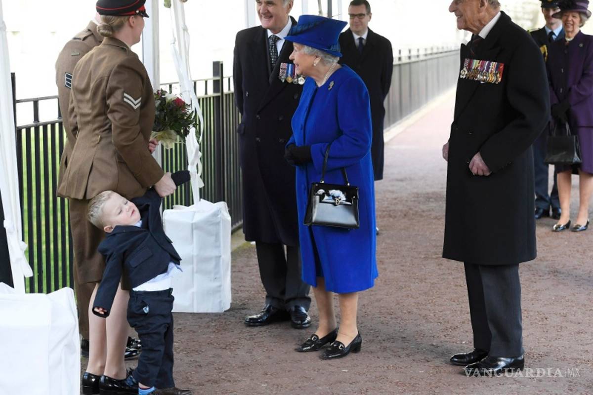¡Berrinche real! Niño hace rabieta ante la reina Isabel II
