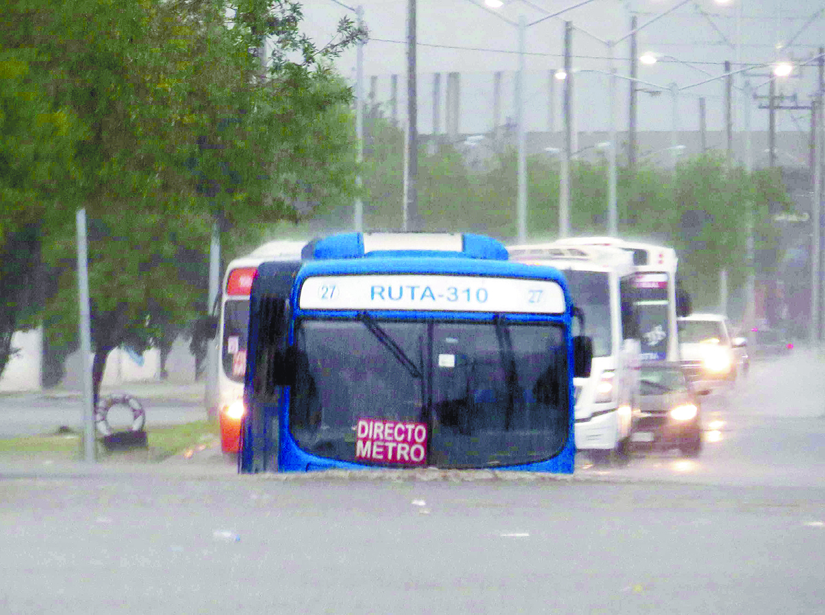‘Ahoga’ huracán transporte en NL e inunda hospital en Tamaulipas