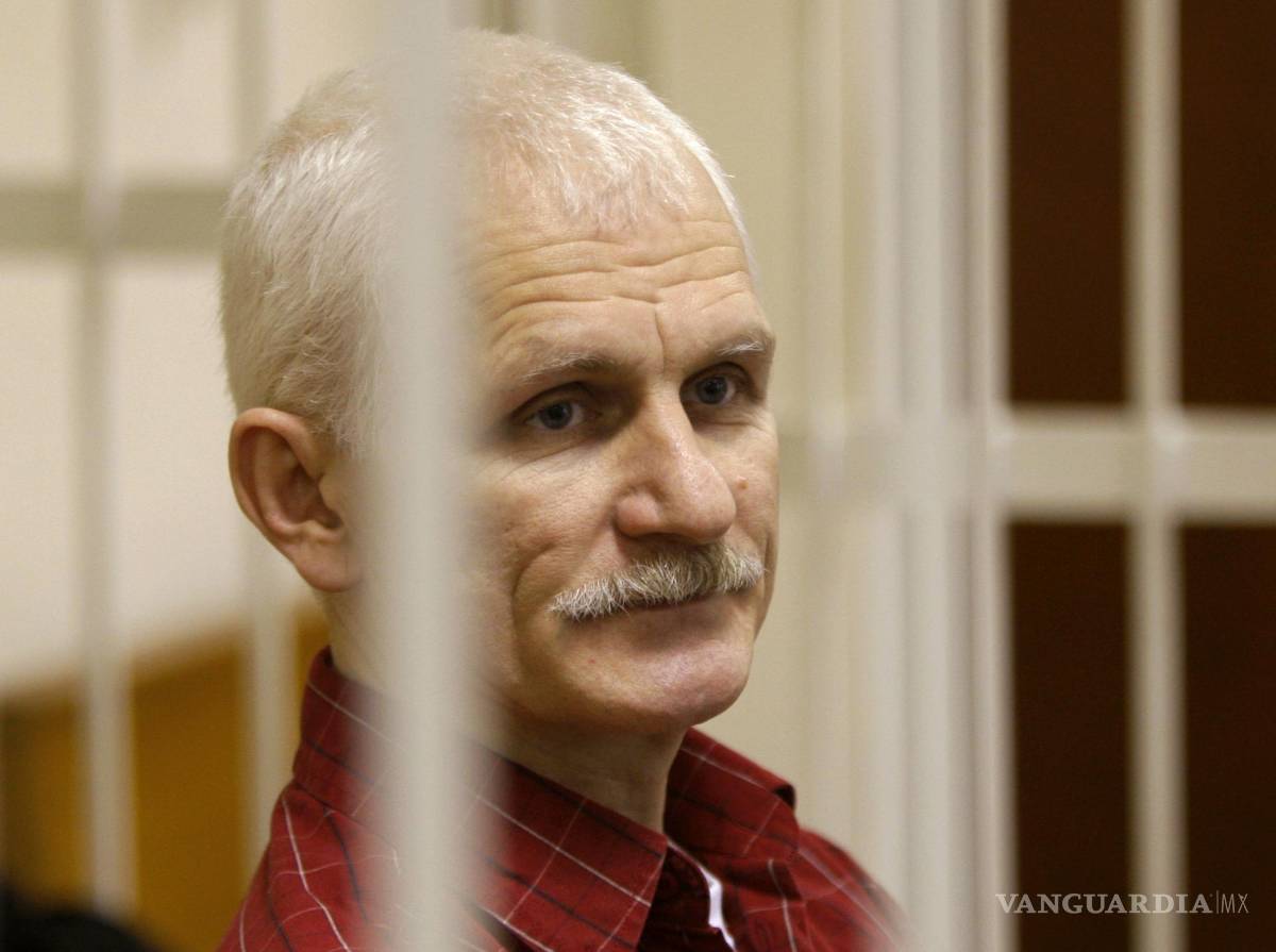 $!Ales Bialiatski, fundador de la organización no gubernamental Centro de Derechos Humanos Viasna, durante una audiencia ante la corte en Minsk, Bielorrusia.