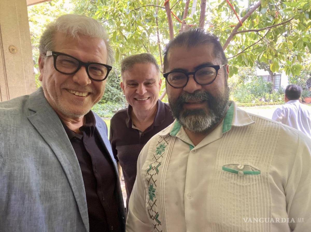 $!Con mis hermanos, Eloy Garza y Omar Cervantes. La vida es un descanso fragmentado y cada muerte de un ser querido es una bala que nos pasa silbando...